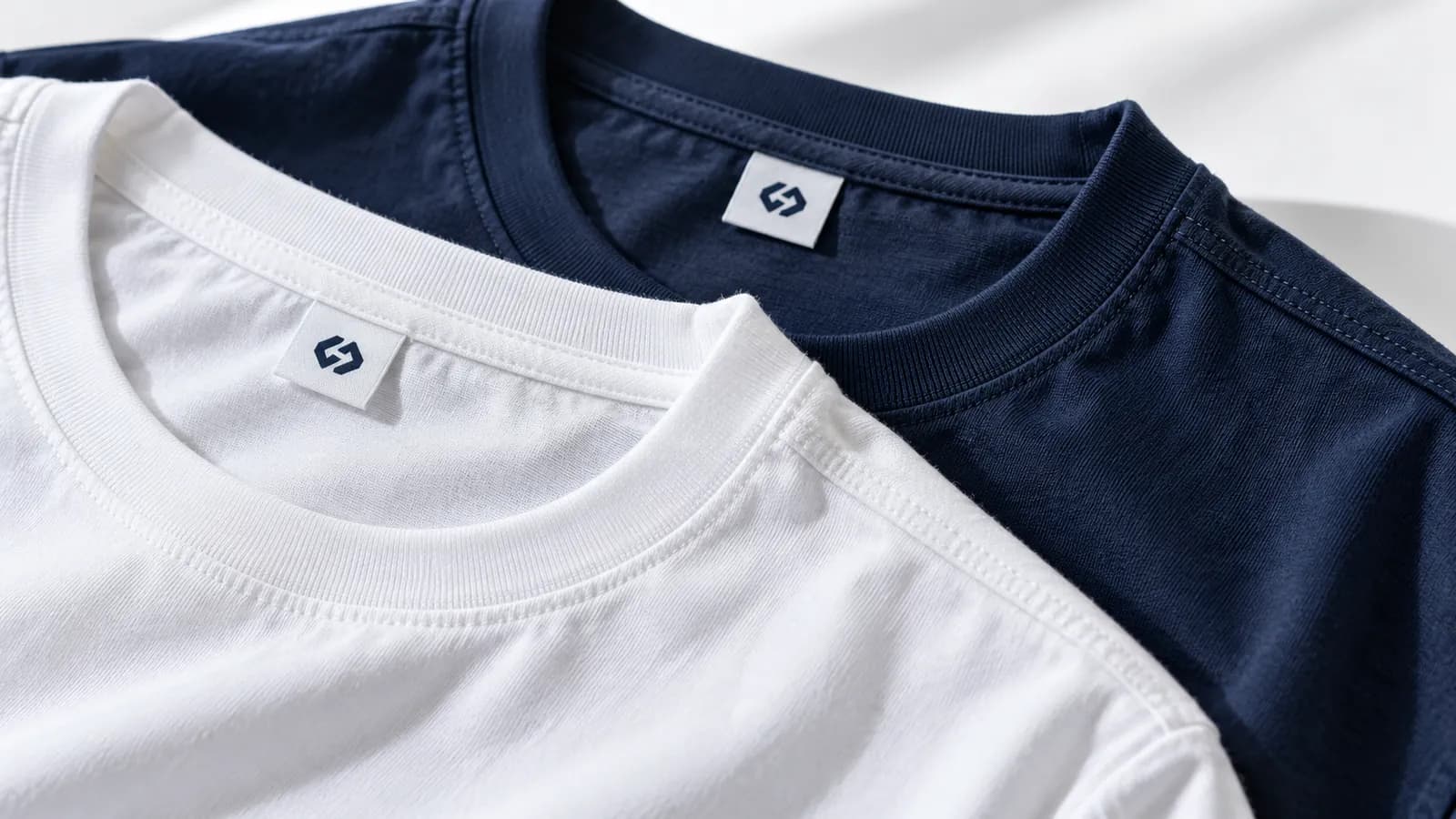 Nahaufnahme des Baumwollstoffs eines T-Shirts, des Halsbündchens und der Nähte