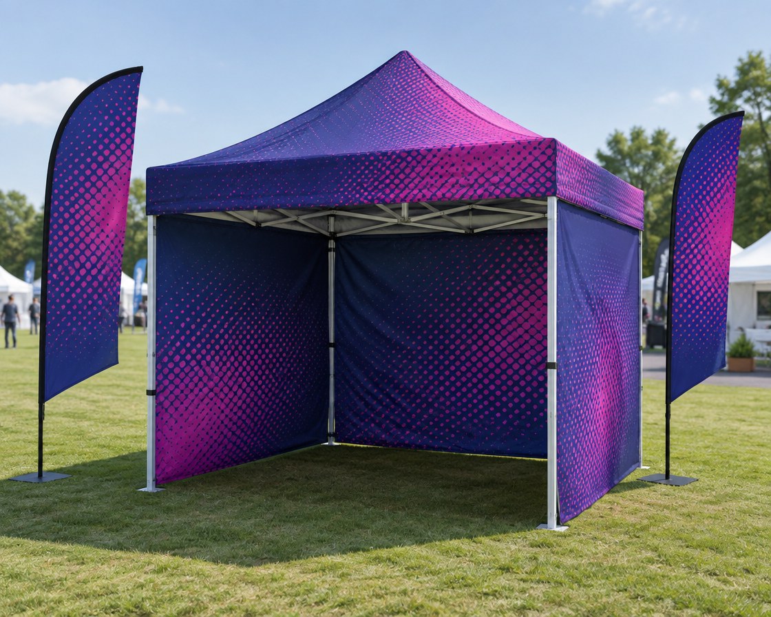 Werbezelt 3x3 mit Druck auf Dach und drei Wänden, mit zwei Beachflags, auf einer Wiese bei einer Outdoor-Veranstaltung